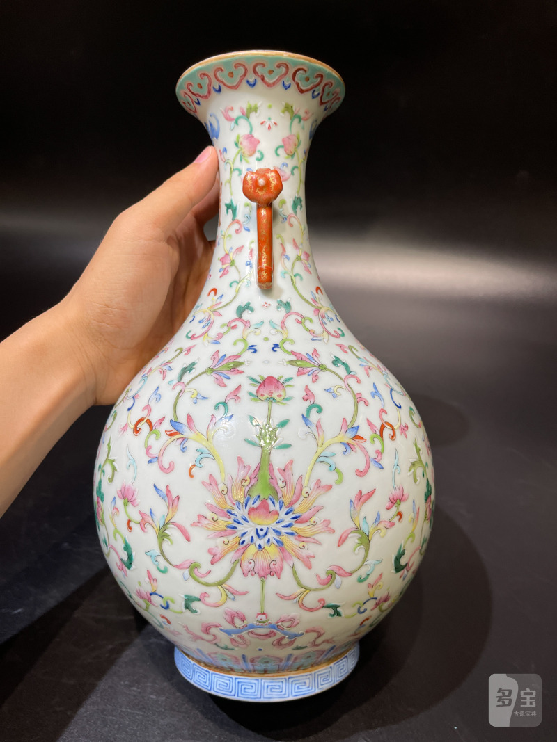 清道光 洋彩吉庆有余纹双如意耳瓶 - 图5